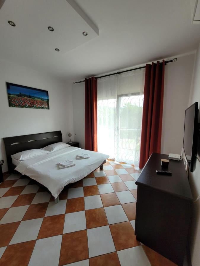 Casa Patryk Hotel Orşova Buitenkant foto